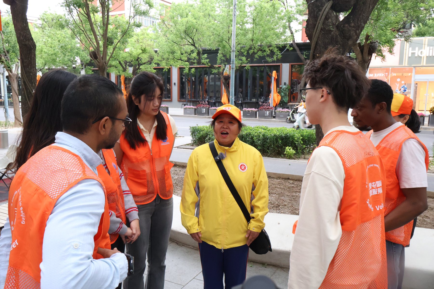 志愿者与外籍朋友在街区沟通
