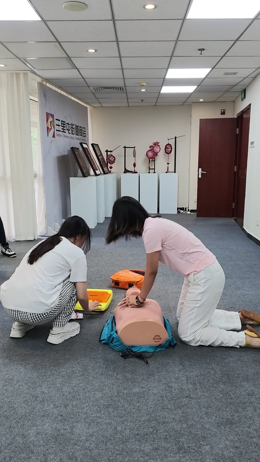何佳倍参与AED和急救训练